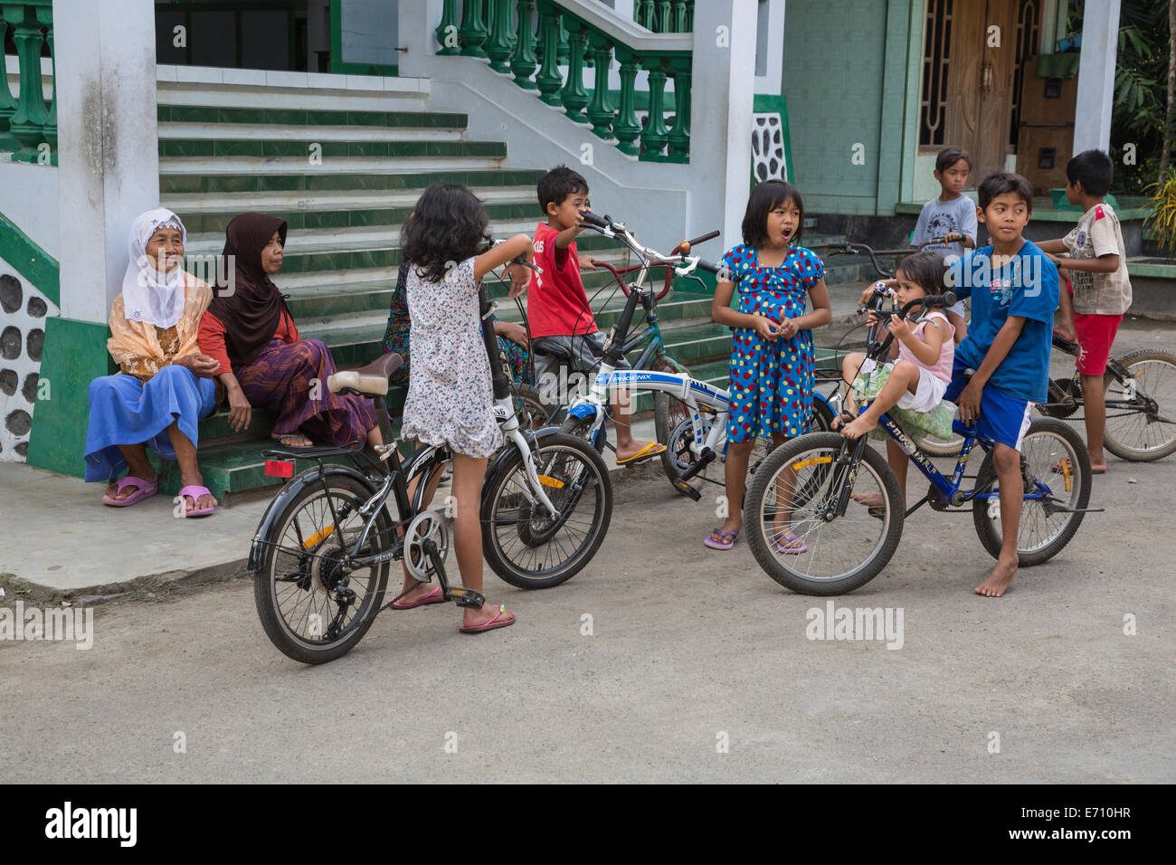 Borobudur, Java, Indonesien.  Javanese-Kinder und ihre Fahrräder vor Ort Moschee. Stockfoto
