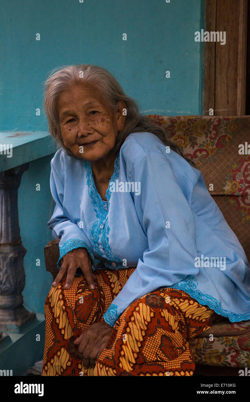 Borobudur, Java, Indonesien.  Älteren javanischen Frau sitzen auf ihrer Veranda. Stockfoto