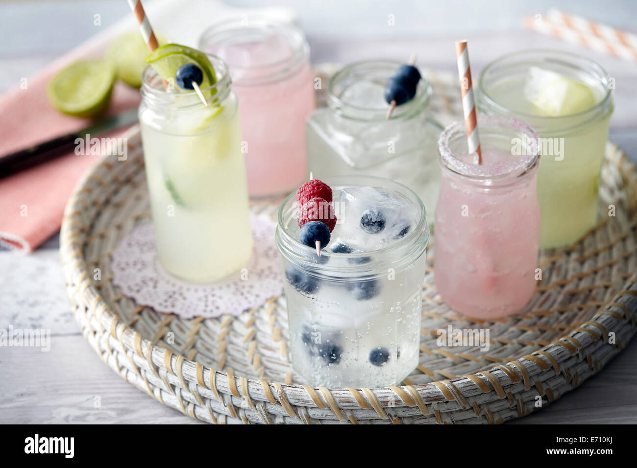 Tablett mit vereisten frisches Obst Getränke in Gläsern mit Strohhalmen trinken Stockfoto