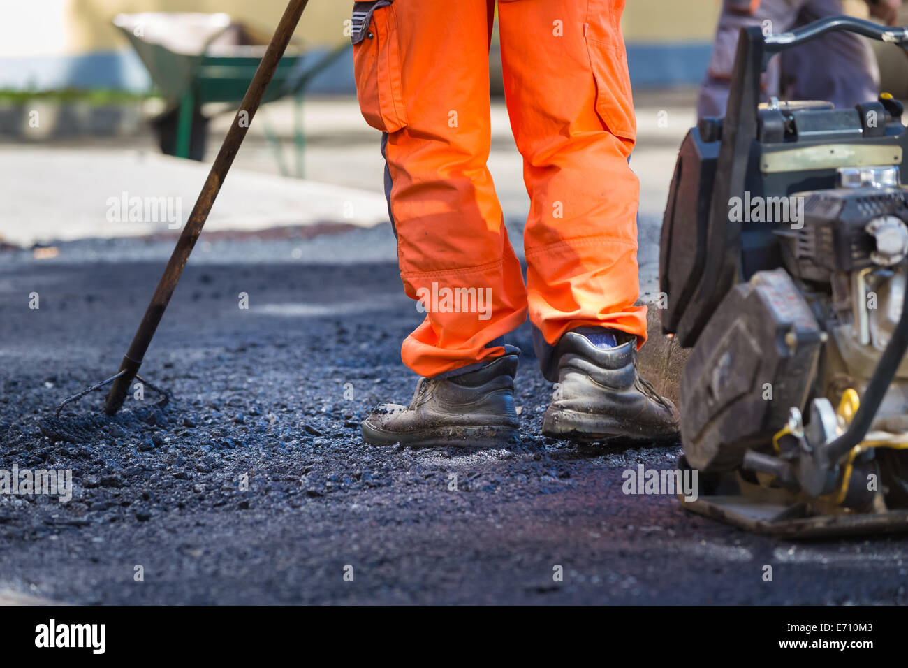 Asphalt-Deckschicht Handarbeit. Stockfoto