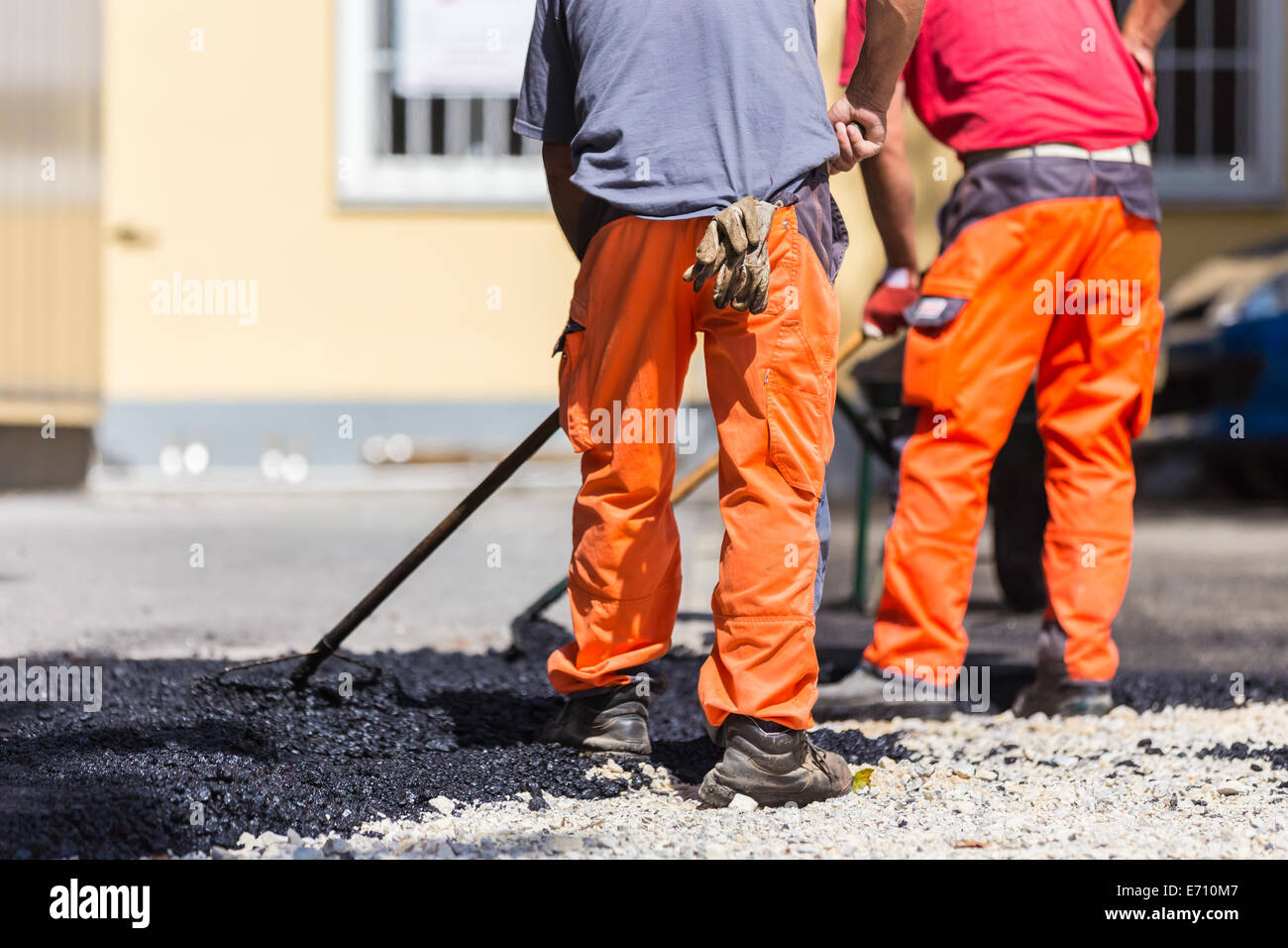 Asphalt-Deckschicht Handarbeit. Stockfoto