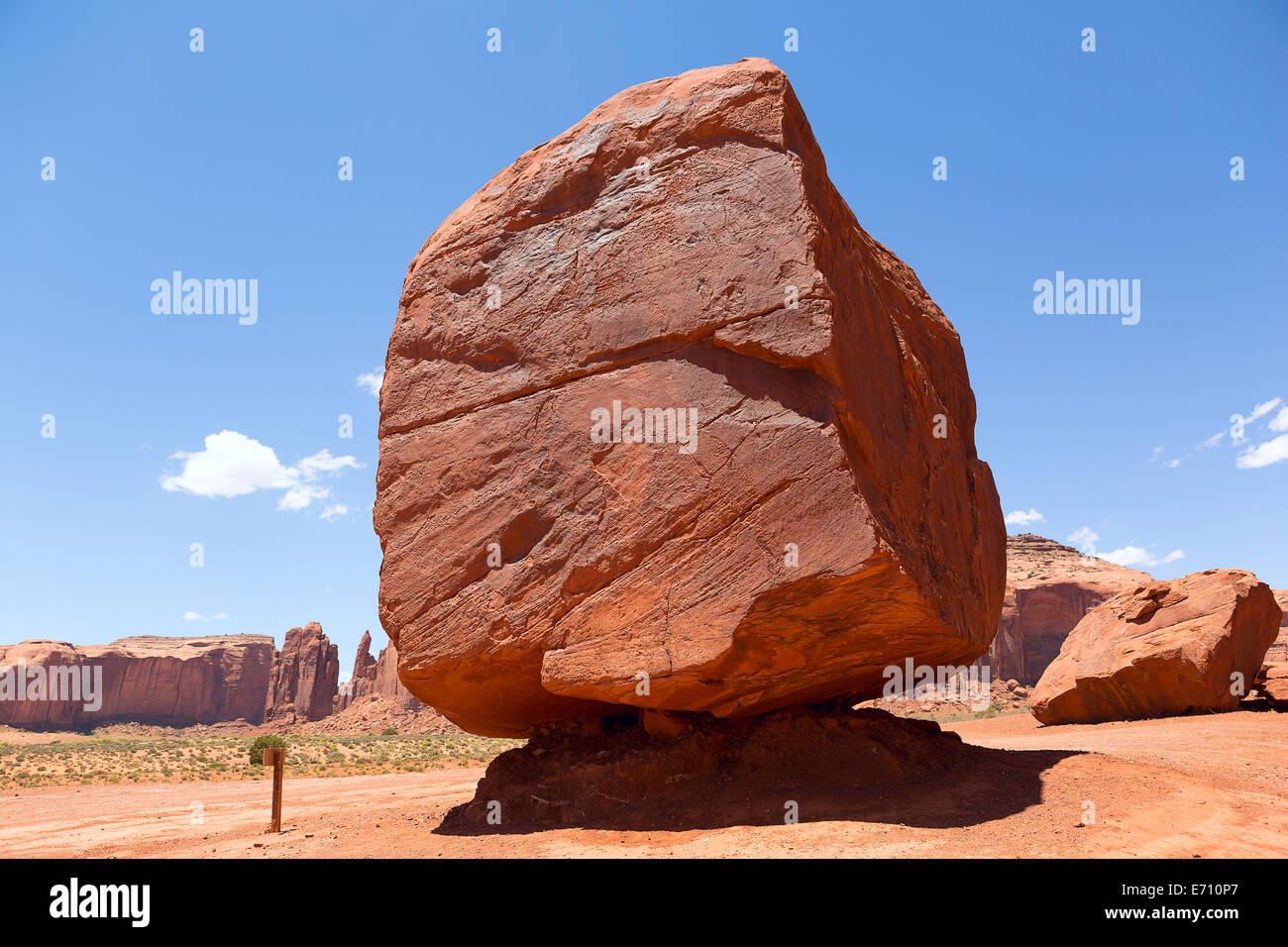 frei stehende rote Felsen Cube Sehenswürdigkeit in Monument Valley Stockfoto