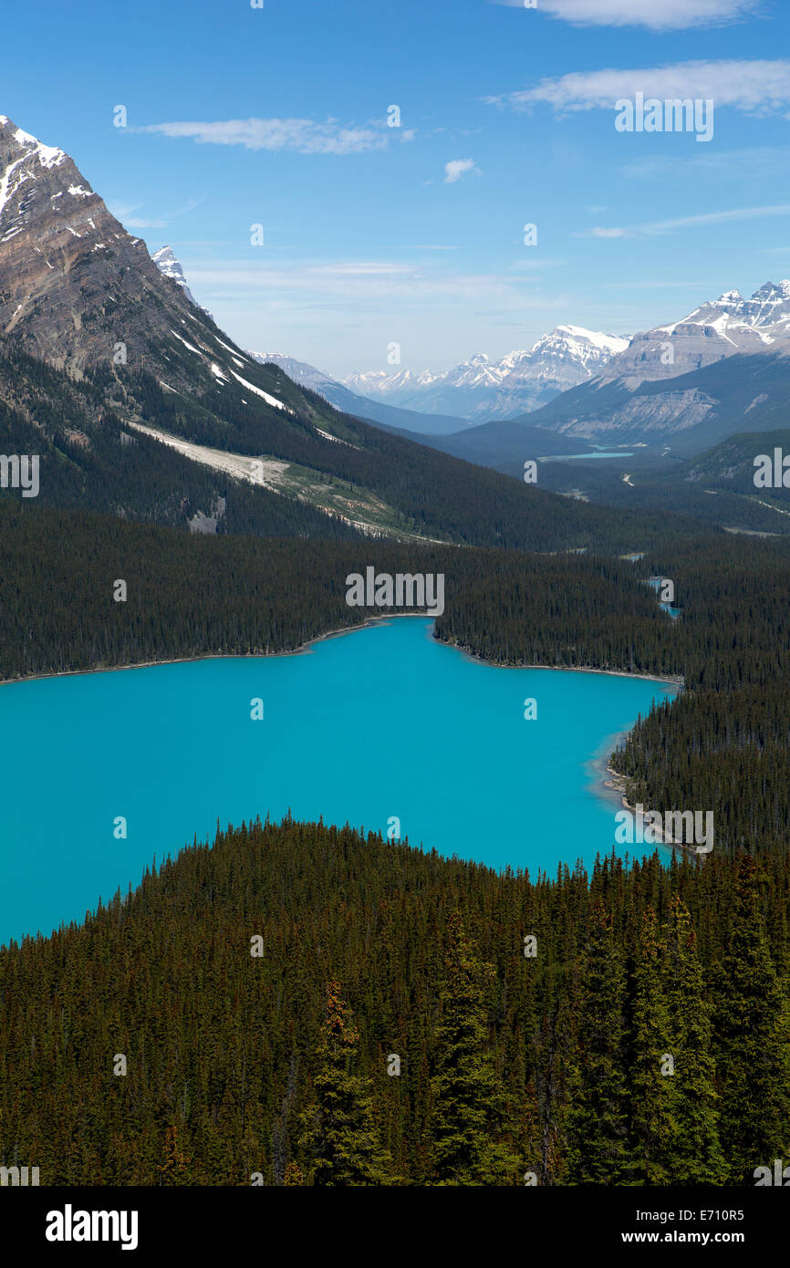 blaue Farbe Höhe Berg Klippe Wald Kiefer Reisen Tourismus Seenlandschaft Kanada Stockfoto