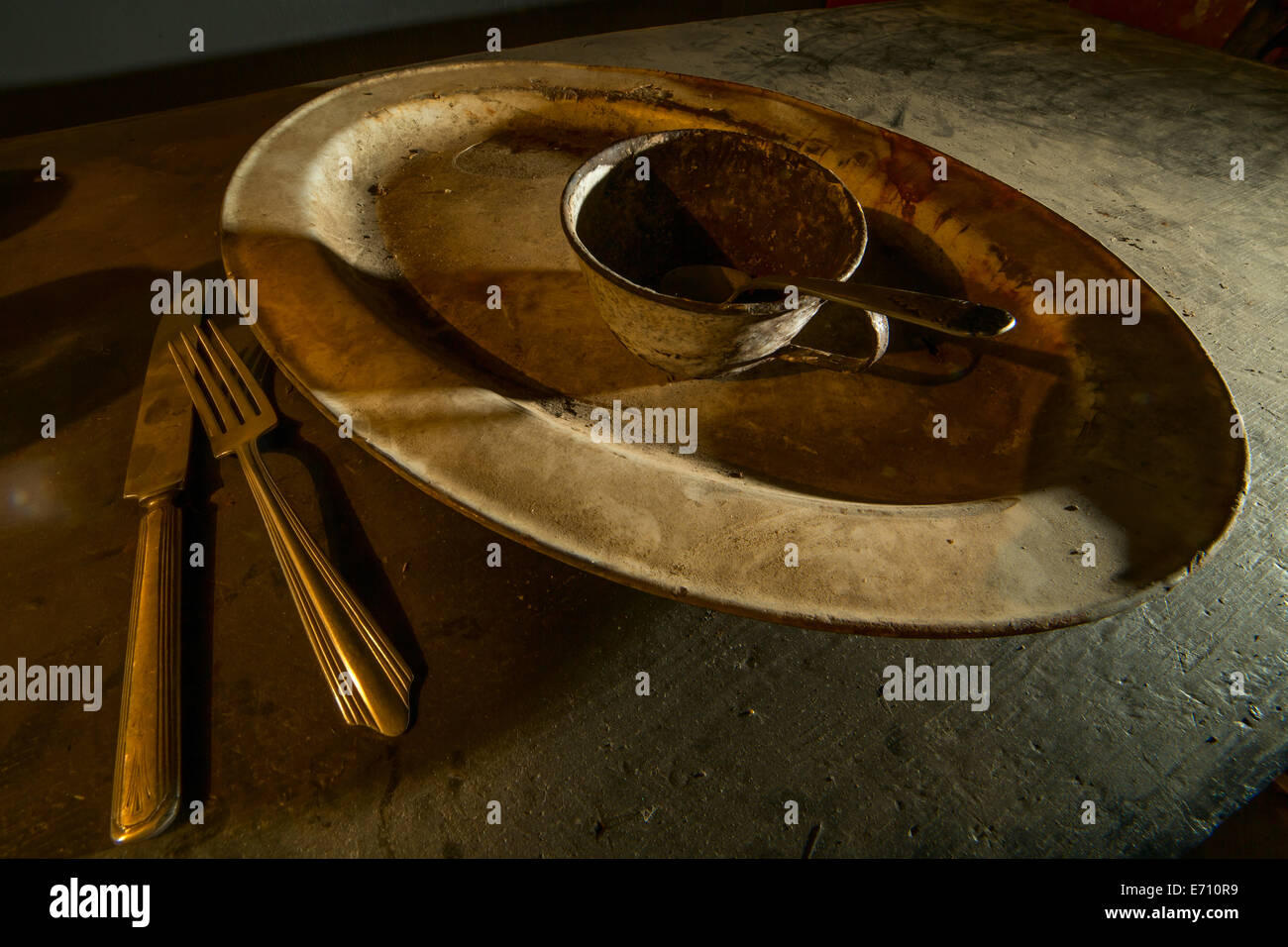 antikes Geschirr auf Tisch Stockfoto