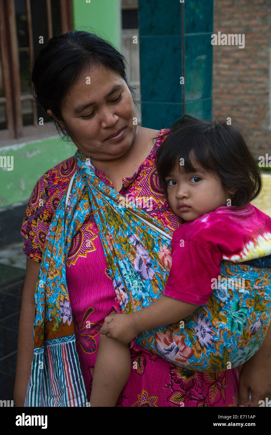 Borobudur, Java, Indonesien.  Javanese-Mutter und Tochter in einem Schulter-Riemen. Stockfoto