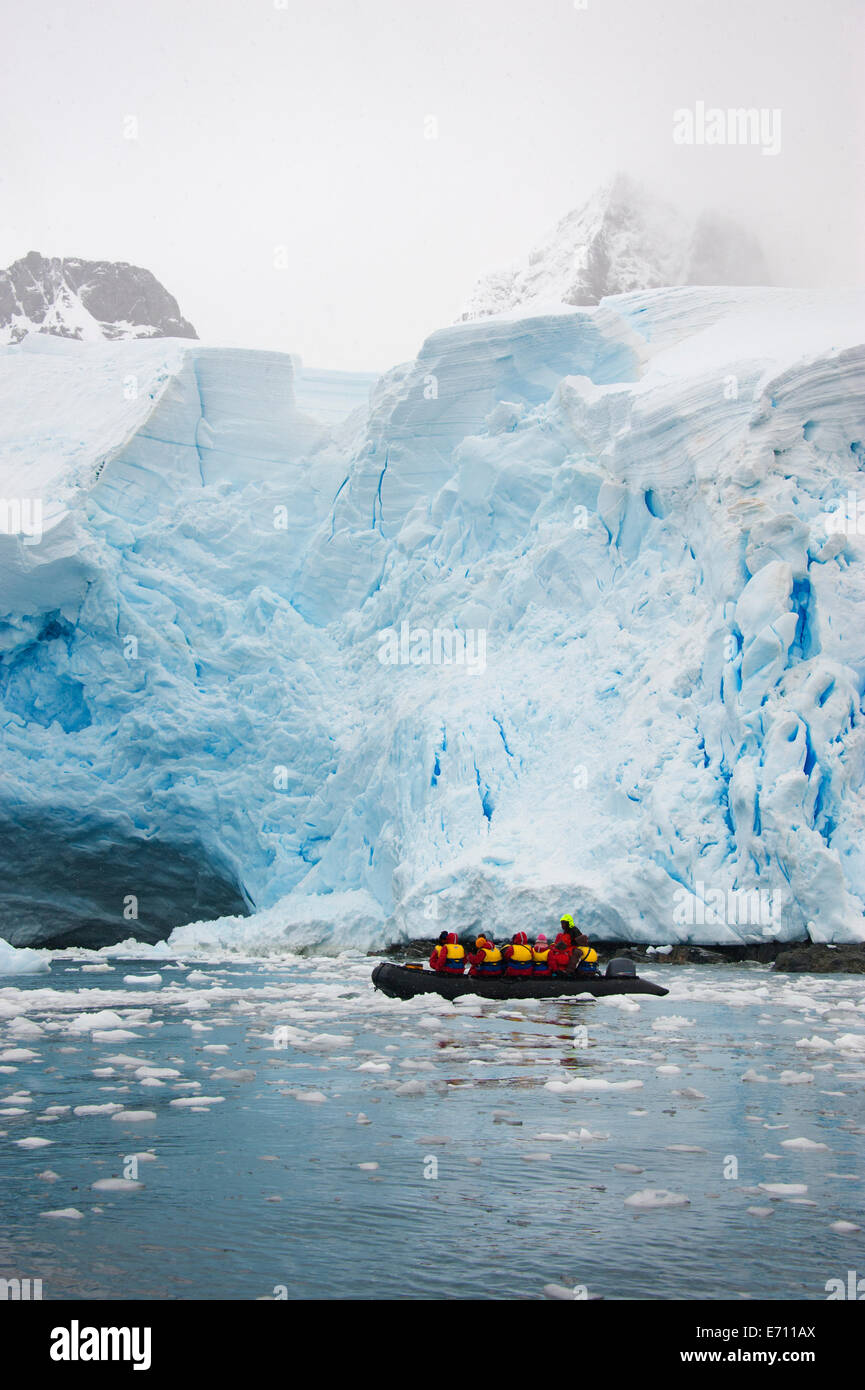 Menschen in kleinen inflatible Zodiac Rib-Boote vorbei an Eisberge und Eisschollen Stockfoto