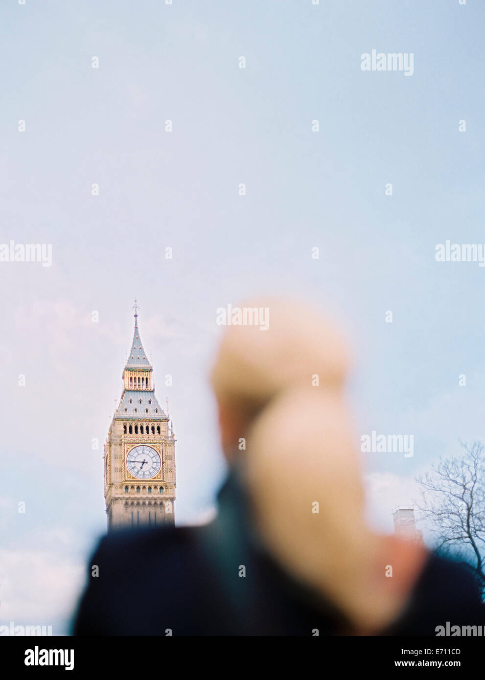 Eine Frau blickte zu Big Ben, The Elizabeth Tower in den Houses of Parliament in London. Stockfoto