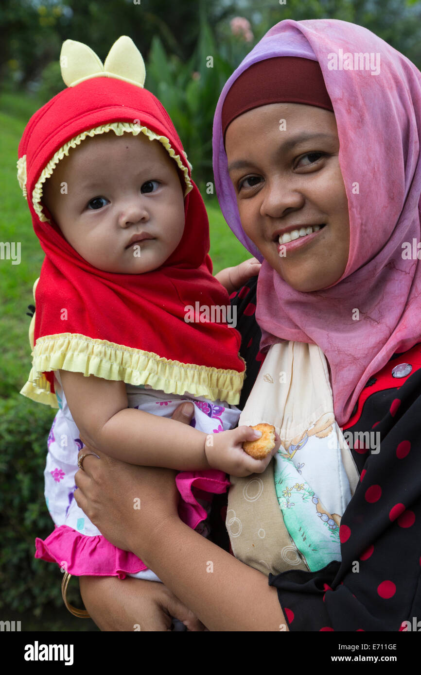 Borobudur, Java, Indonesien.  Javanese-Mutter und Kind im Dorf in der Nähe von Borobudur. Stockfoto