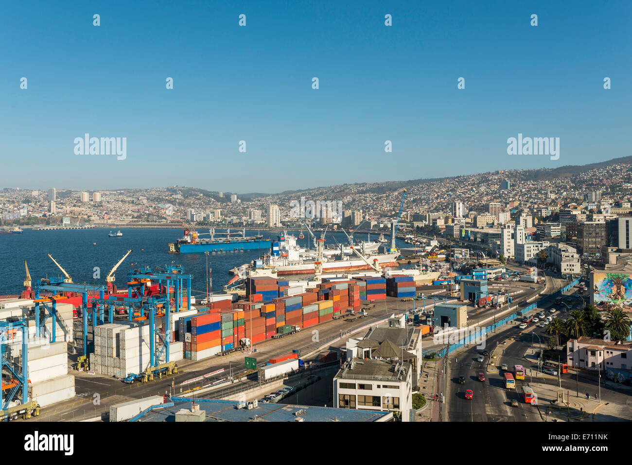 Blick auf Stadt und Häfen von Cerro Playa Ancha, Paseo 21 de Mayo, Central Coast, Chile, Valparaiso Stockfoto