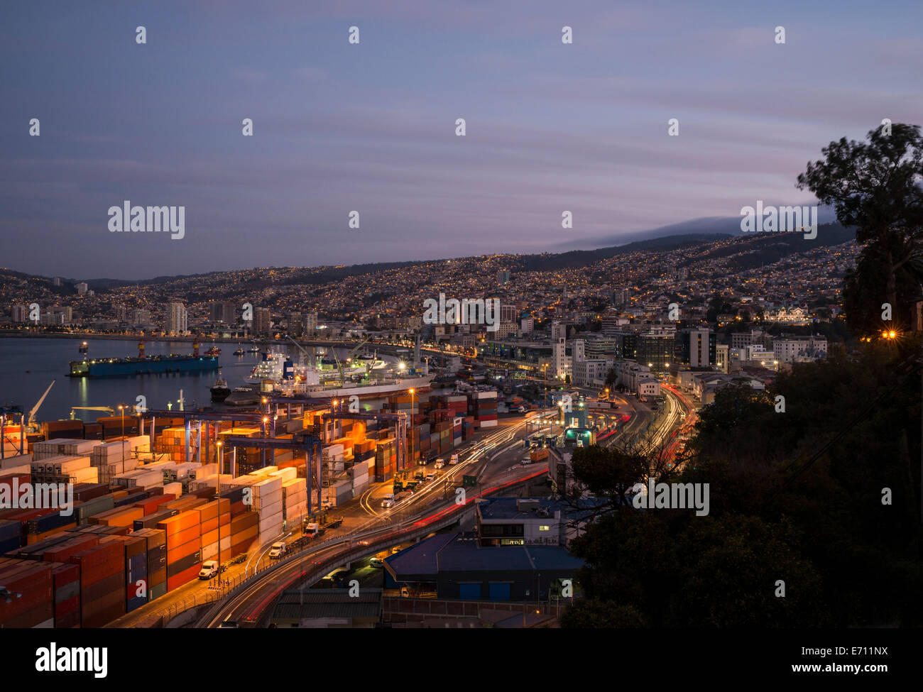 Blick auf Stadt und Häfen in der Abenddämmerung von Cerro Playa Ancha, Paseo 21 de Mayo, Central Coast, Chile, Valparaiso Stockfoto