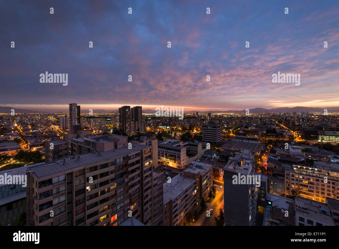 Luftaufnahme von Santiago Stadt bei Sonnenuntergang, Chile Stockfoto
