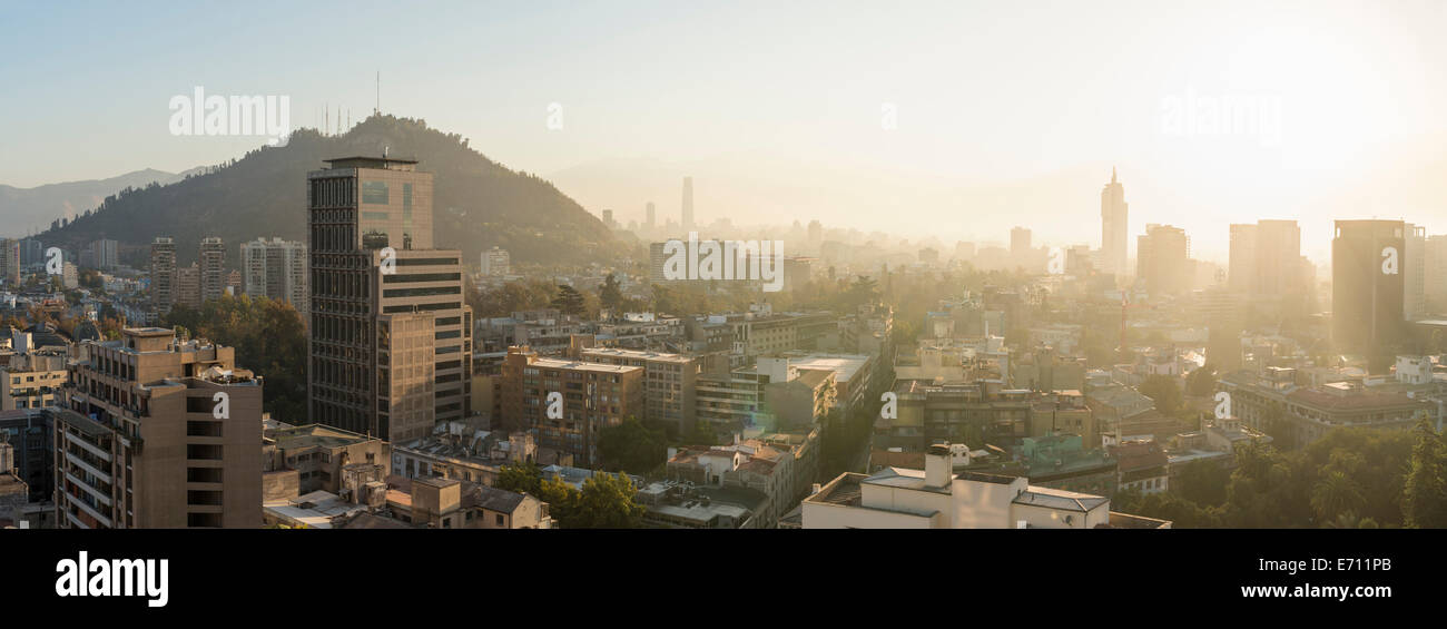 Luftbild der Innenstadt Santiago in der Morgendämmerung, von Apartment Dachterrasse bei Calle Huerfanos, Santiago, Chile Stockfoto