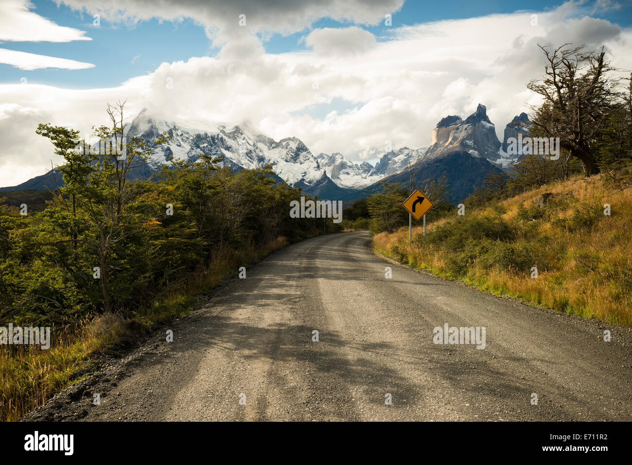 Straße in der Nähe von Lago Pehoe führt durch Torres del Paine Nationalpark, Patagonien, Chile Stockfoto