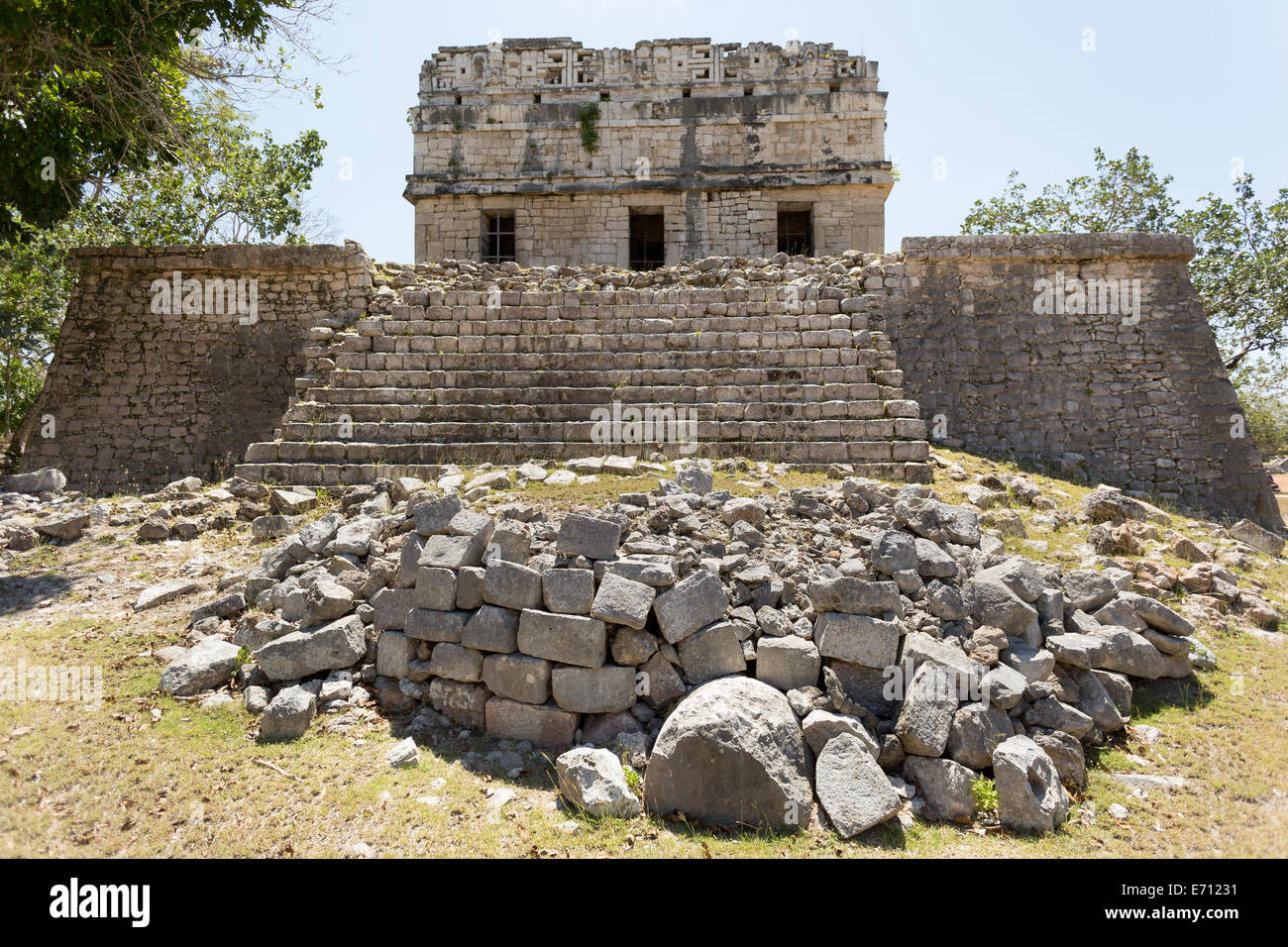 Maya-Tempel-Ruine mit einem Haufen von Gefallenen Felsen in der front Stockfoto