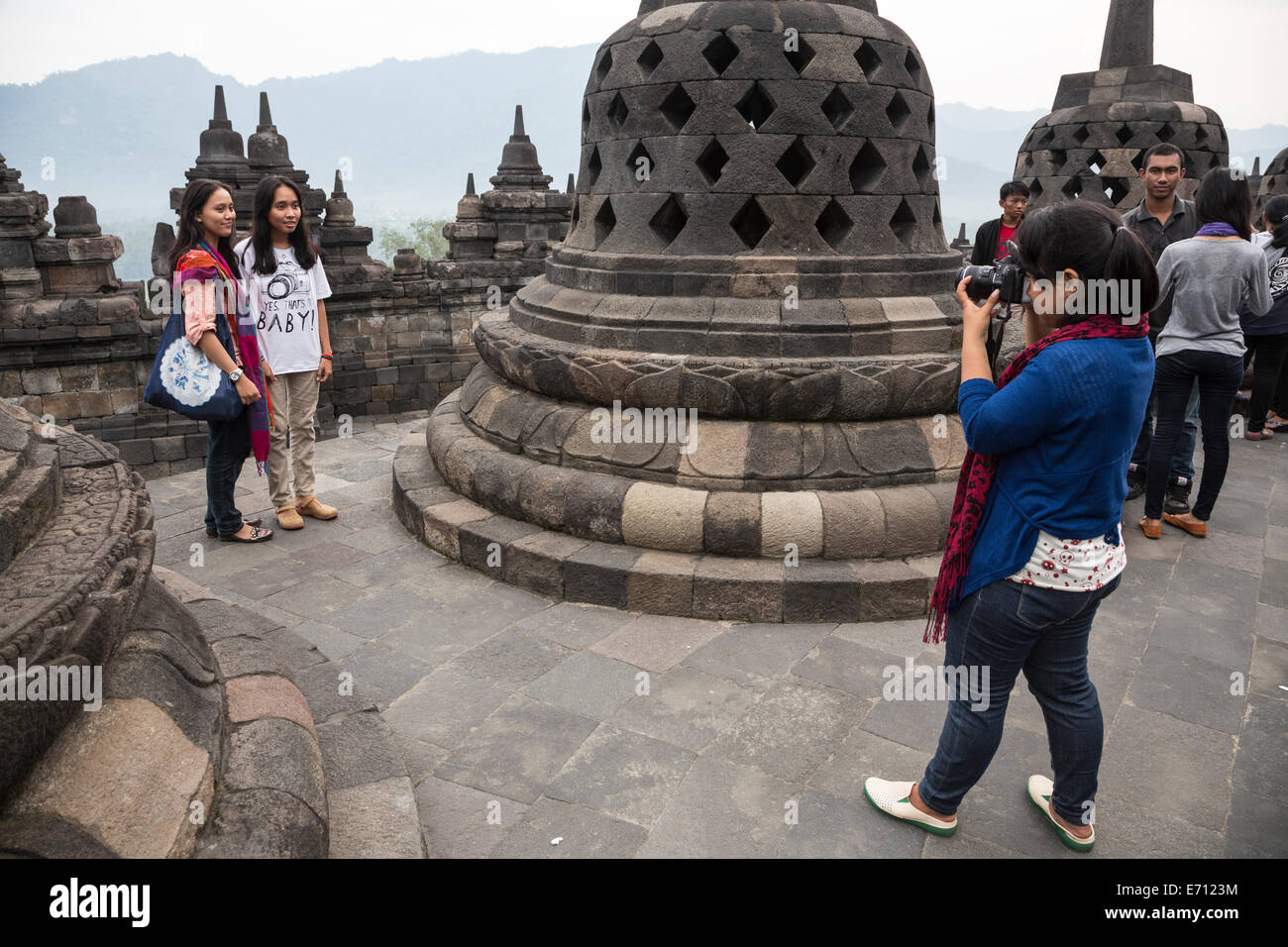 Borobudur, Java, Indonesien.  Touristen nehmen Freunde Bild. Stockfoto