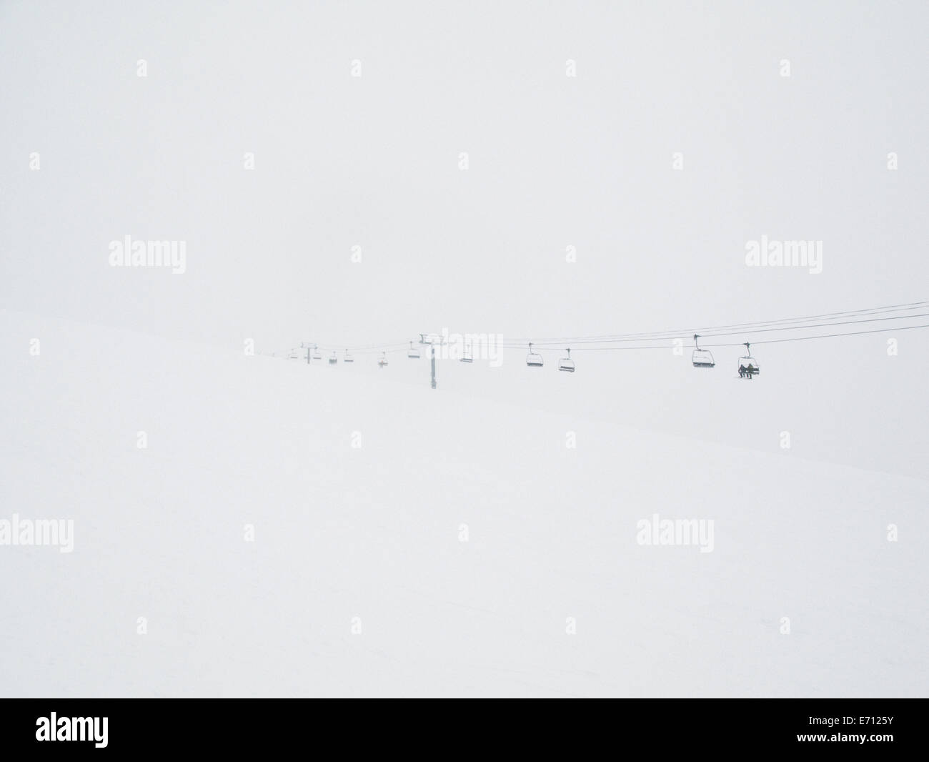 Skilift hochschieben Berg im Nebel, Banff, Alberta, Kanada Stockfoto
