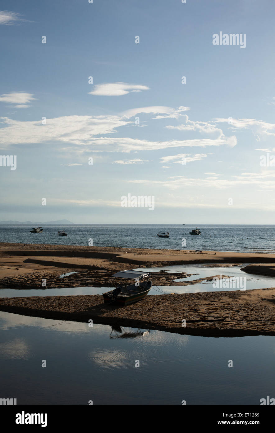 Ruderboot auf Sandbank, Tioman Island, Malaysia Stockfoto