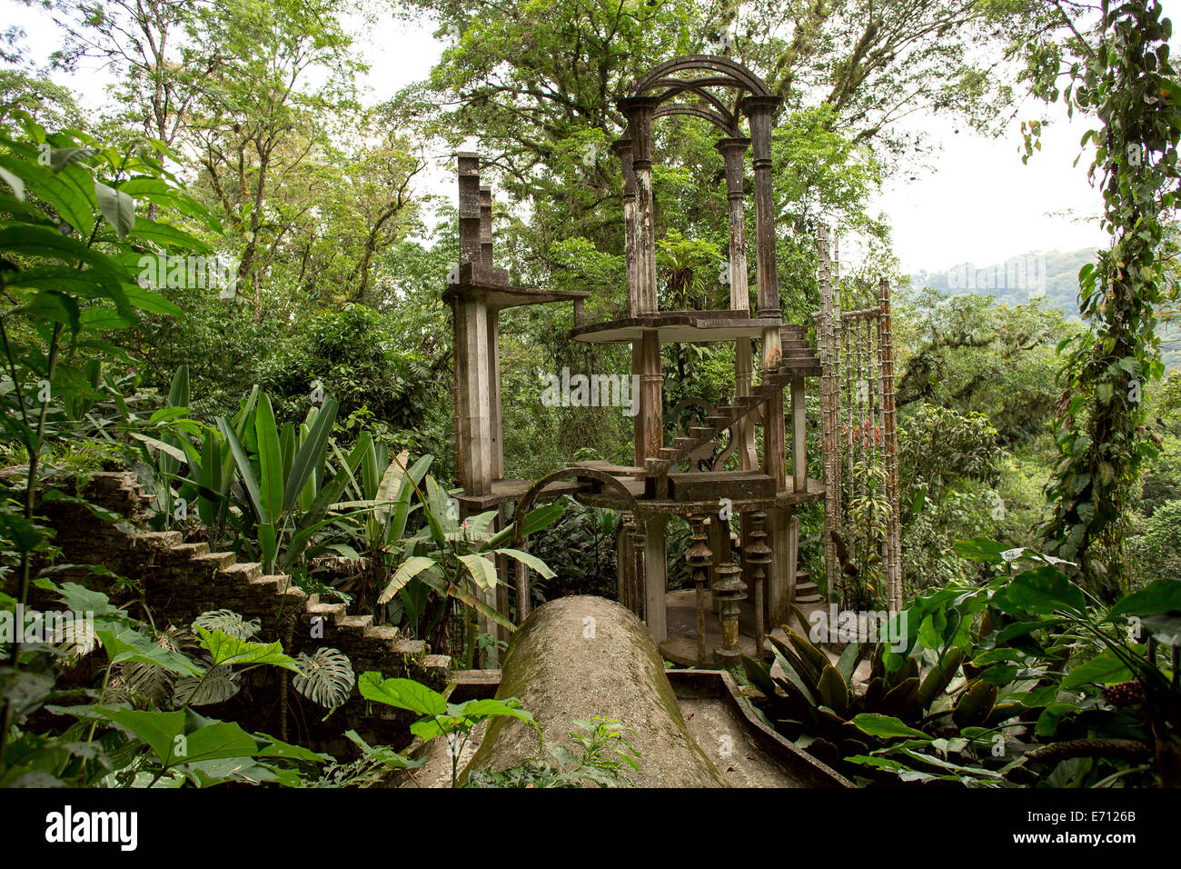 surrealistische Betonkonstruktion mit Treppen im tropischen Dschungel Stockfoto