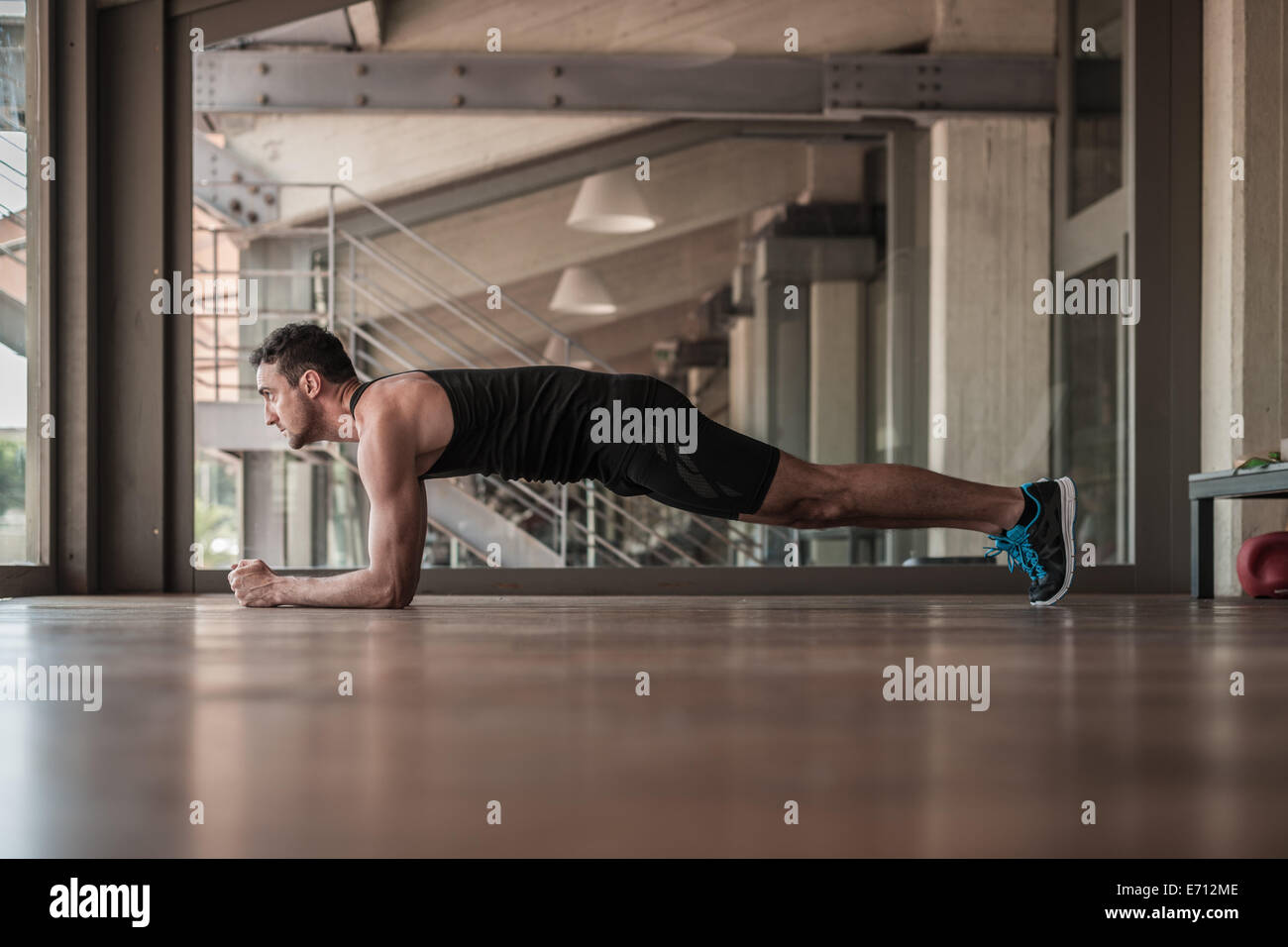 Mitte erwachsenen Mannes Plank Übung Stockfoto Mitte erwachsenen Mannes Plank Übung Stockfoto