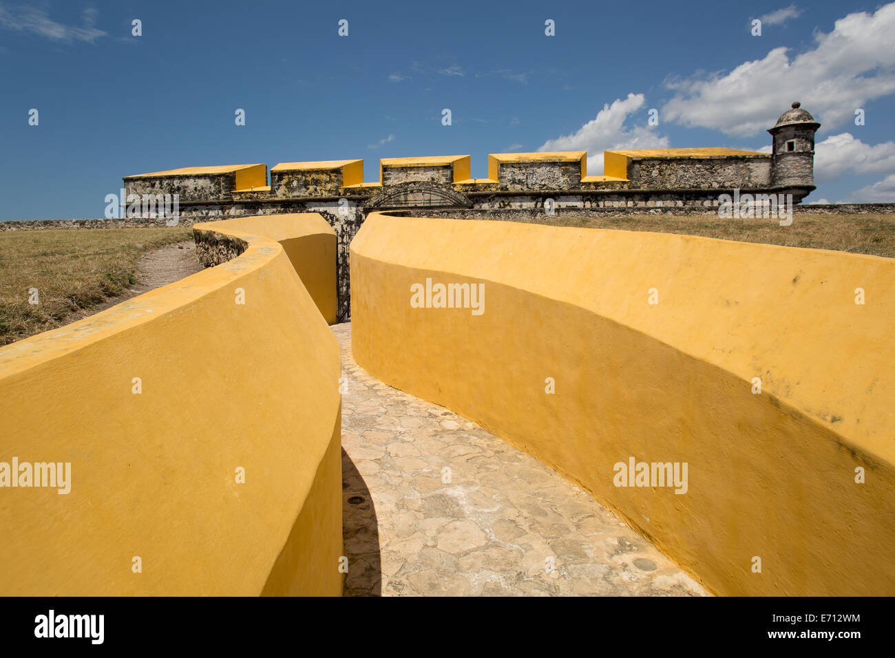 Eingang der mittelalterlichen spanischen Forts in Mexiko an einem sonnigen Tag Stockfoto