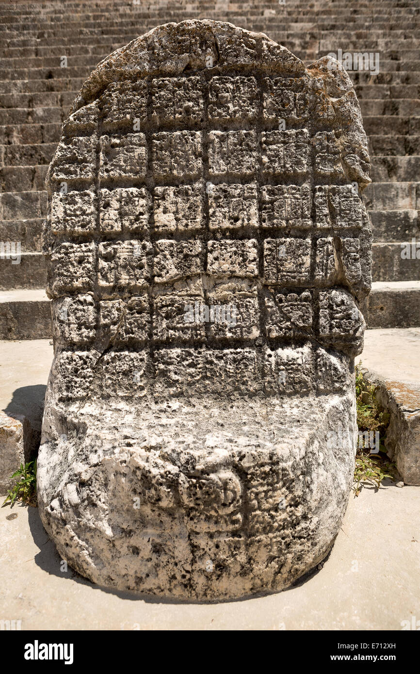 Maya-Steinaltar geschnitzt aus einem Stück Fels Stockfoto