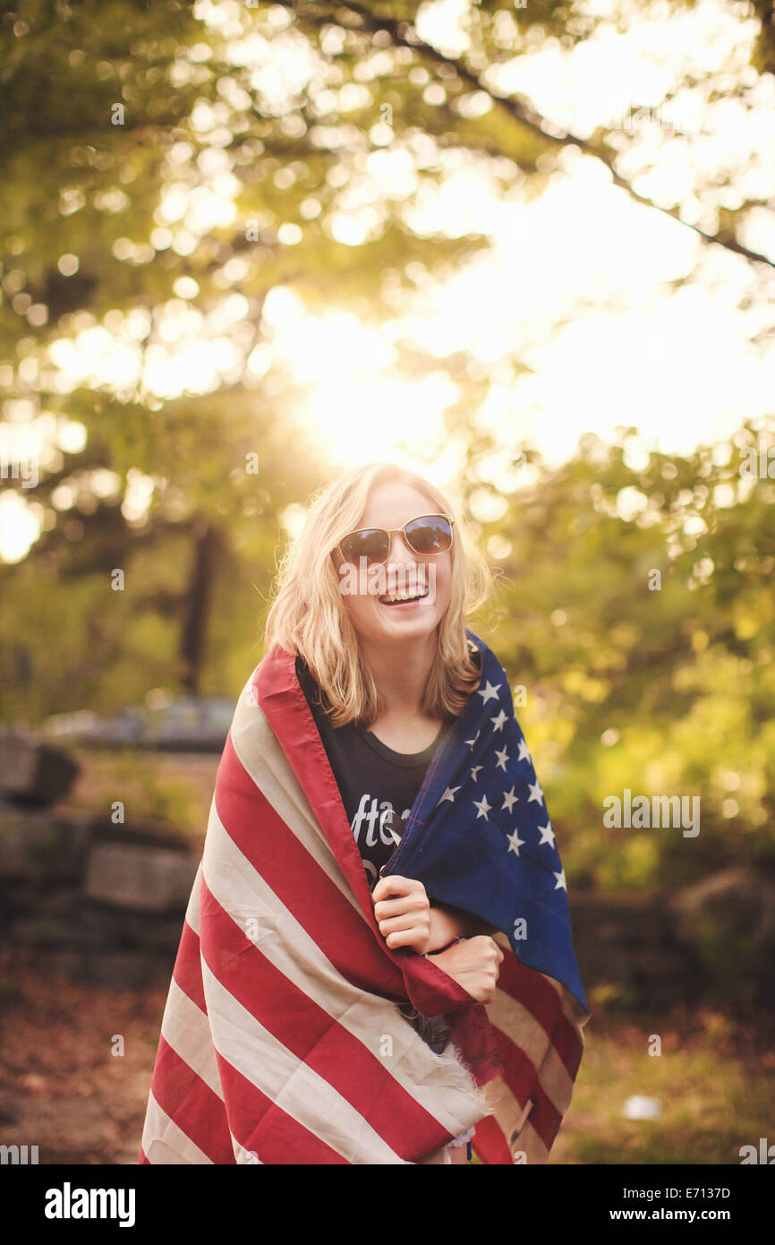 Junge Frau in US-Fahne gehüllt Porträt Stockfoto