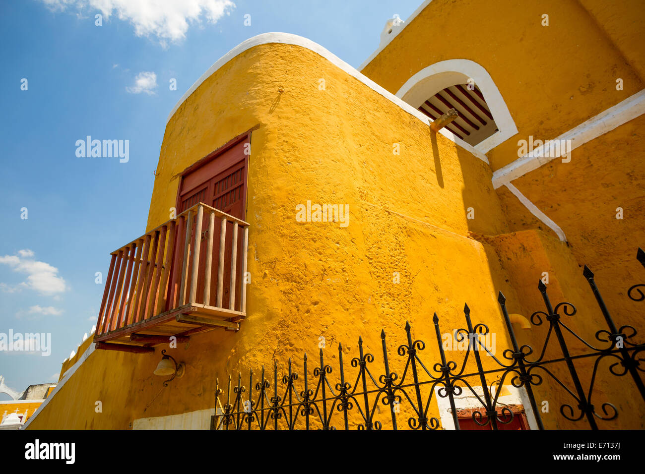 helle Farbe Detail koloniale spanische Bau Closeup in der mexikanischen Trown von Izamal Stockfoto