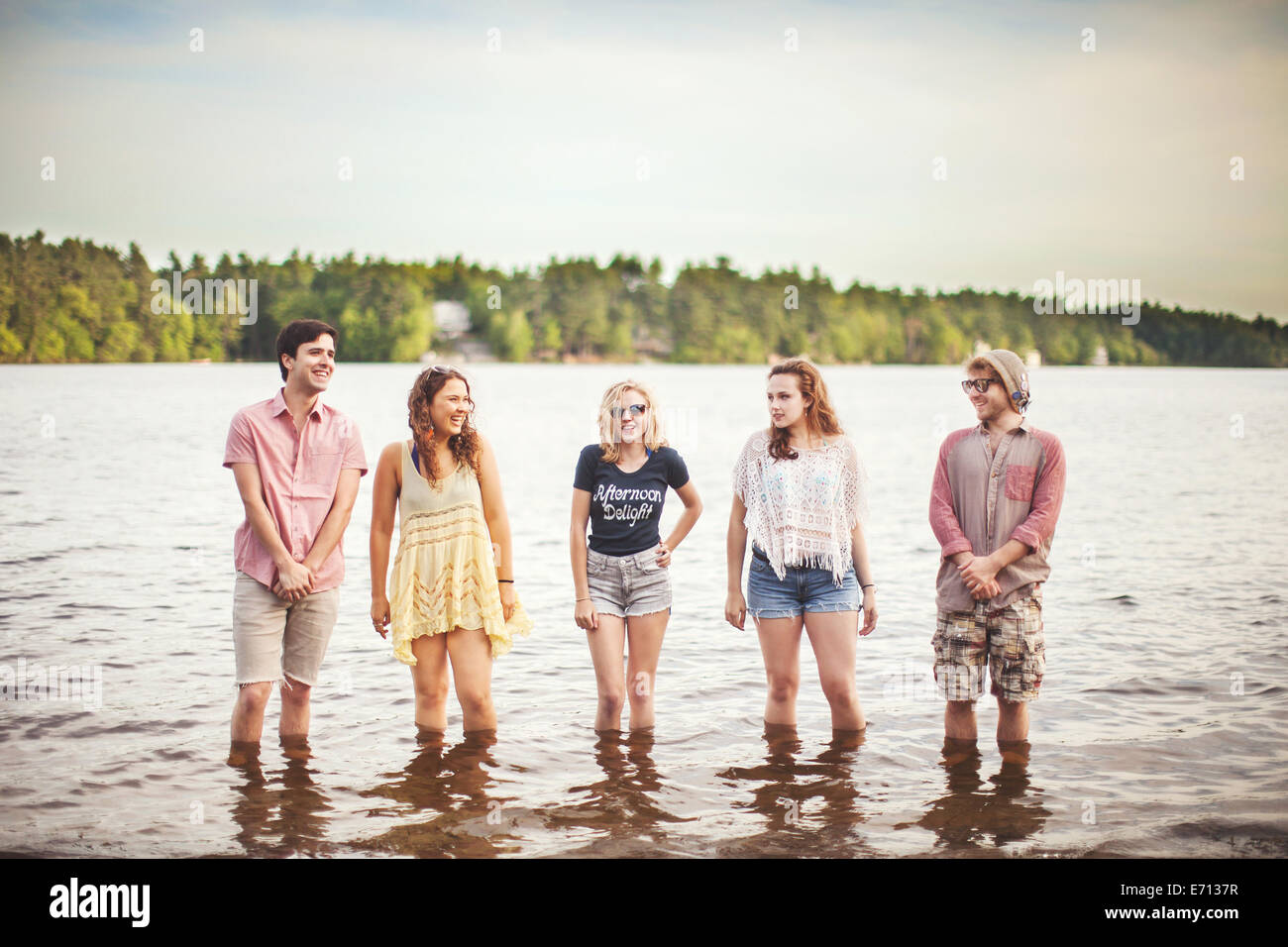 Fünf Freunde im Wasser stehend Stockfoto