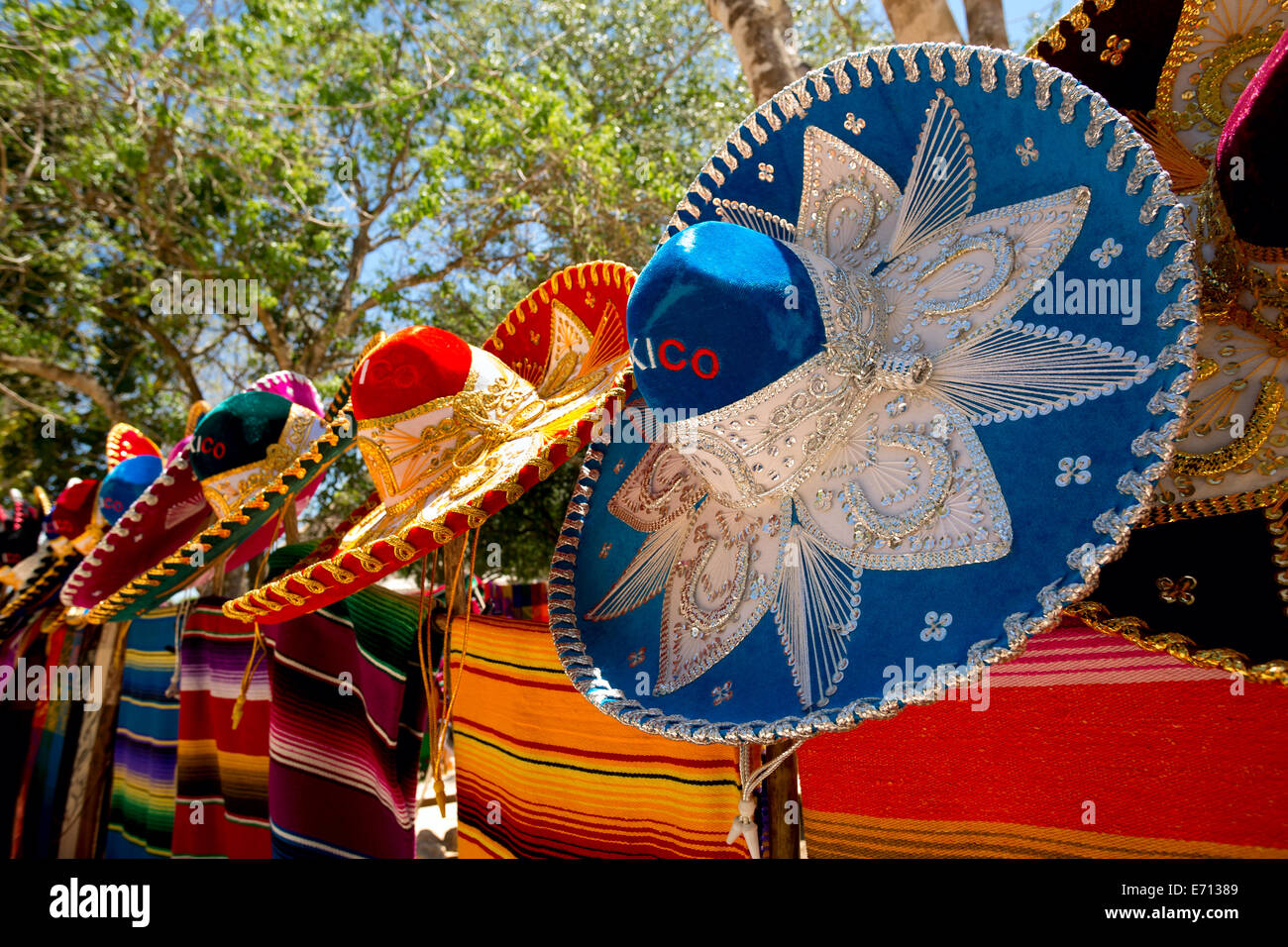 farbenfrohe mexikanische Sombreros und Ponchos aufgereiht im freien Stockfoto