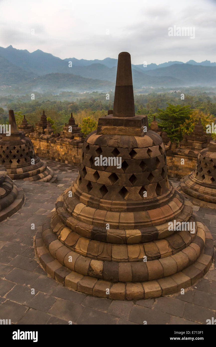 Borobudur, Java, Indonesien. Stupas auf der oberen Terrasse des Tempels Warten auf den Sonnenaufgang. Stockfoto