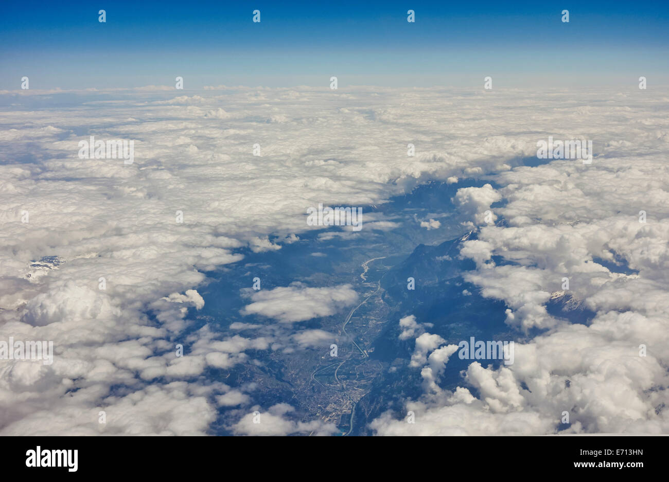 Luftaufnahme der Wolken über die Dolomiten, Italien Stockfoto