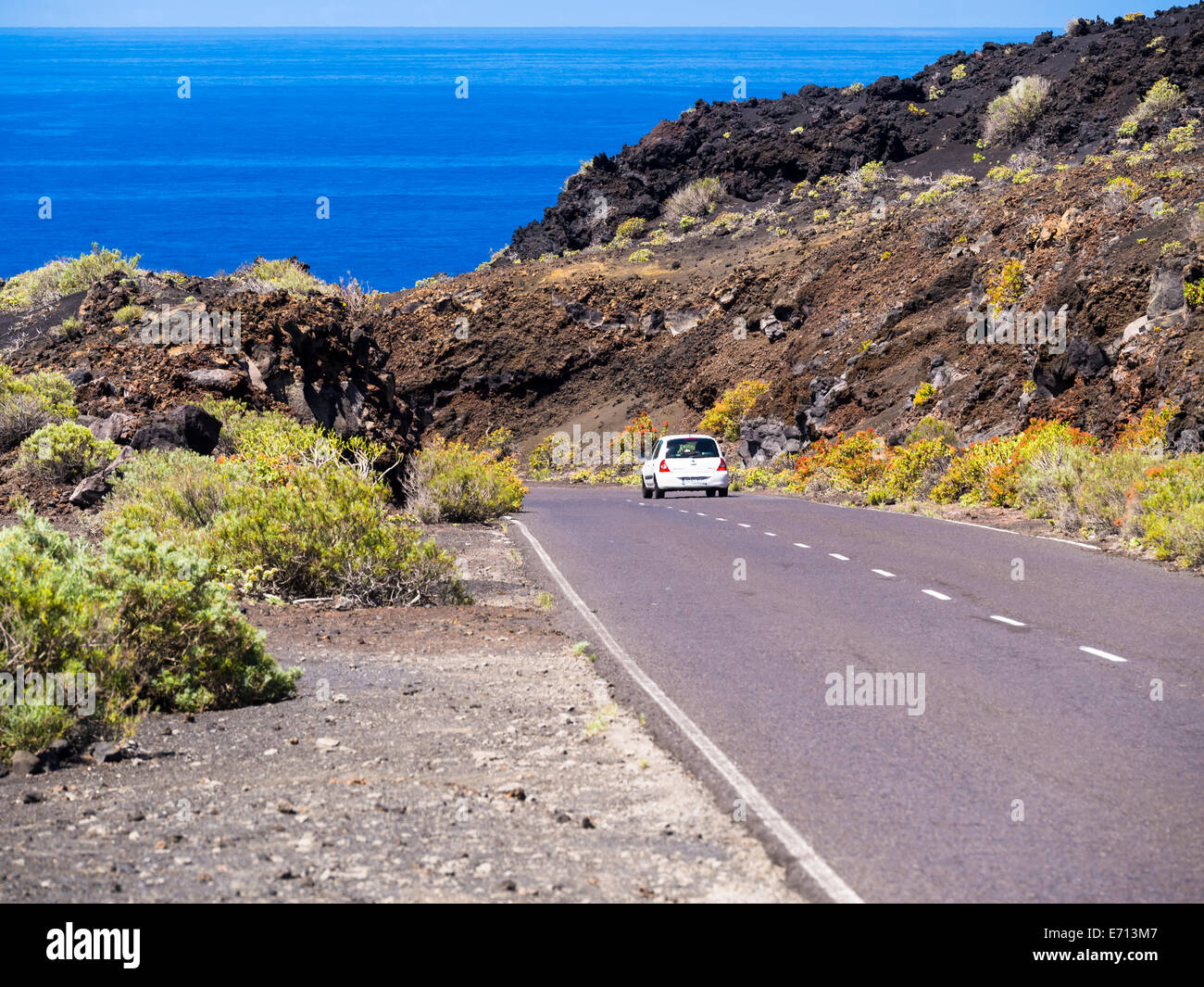 Spanien, Kanarische Inseln, La Palma, Faro de Fuencaliente, Landstraße und Auto Stockfoto