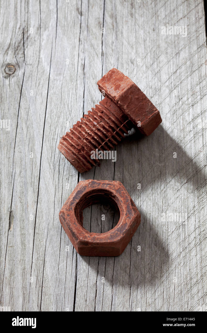 Schraube und weibliche Schraube gemacht Schokolade auf graues Holz liegen  Stockfotografie - Alamy