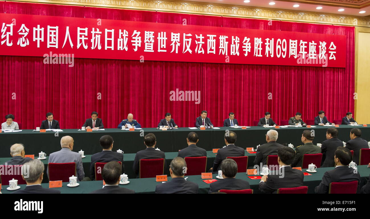 Peking, China. 3. Sep, 2014. Chinesischen Staatspräsidenten Xi Jinping (C hinten) befasst sich mit einem Symposium für diesen Anlass zum 69. Jahrestag des Sieges im Anti-japanischen Krieg und den antifaschistischen Krieg in der großen Halle des Volkes in Peking, Hauptstadt von China, 3. September 2014. Bildnachweis: Xie Huanchi/Xinhua/Alamy Live-Nachrichten Stockfoto