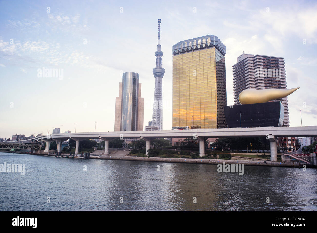 Japan, Tokyo, Tokyo Skytree mit Asahi Beer Hall und Sumida-Fluss Stockfoto