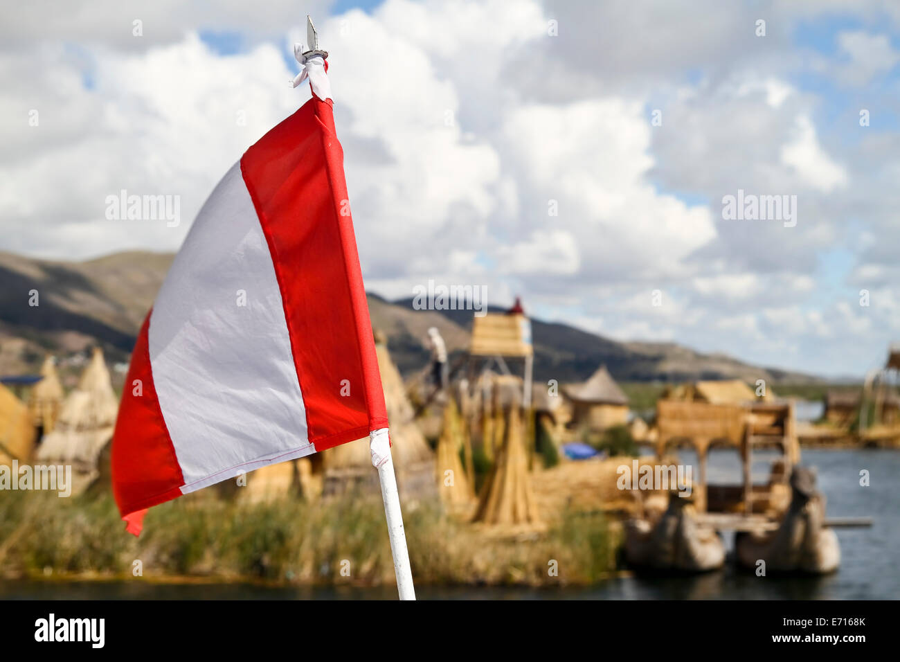 Südamerika, Peru, Flagge von Peru, die schwimmenden Inseln im Titicaca-See im Hintergrund Stockfoto