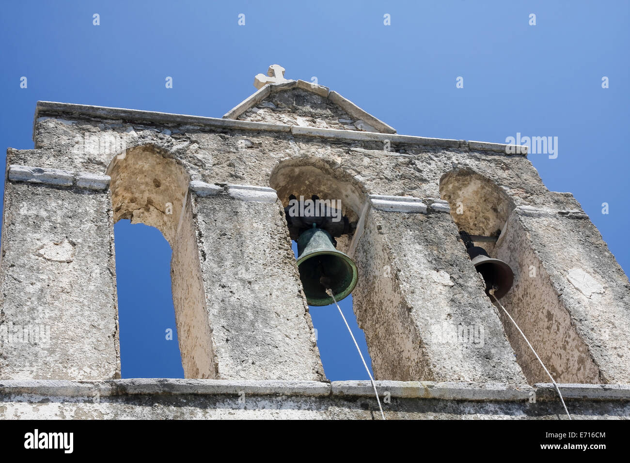 Griechenland, Kykladen, Naxos, Blick auf Teil des alten Kloster Panagia Drossiani vor blauem Himmel Stockfoto