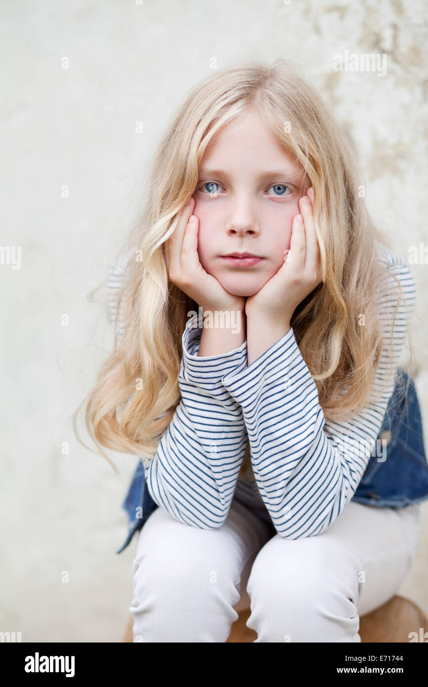 Porträt von gelangweilten Mädchen Stockfoto