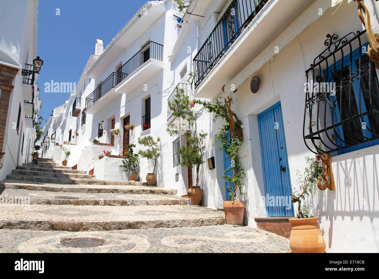 malerische Straße von Frigiliana in Andalusien, Spanien Stockfoto