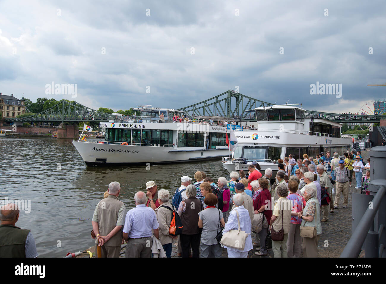 Touristen erwartet, Flusskreuzfahrten für einen Ausflug auf dem Fluss, trüben Tag, Frankfurt Am Main, Deutschland Stockfoto
