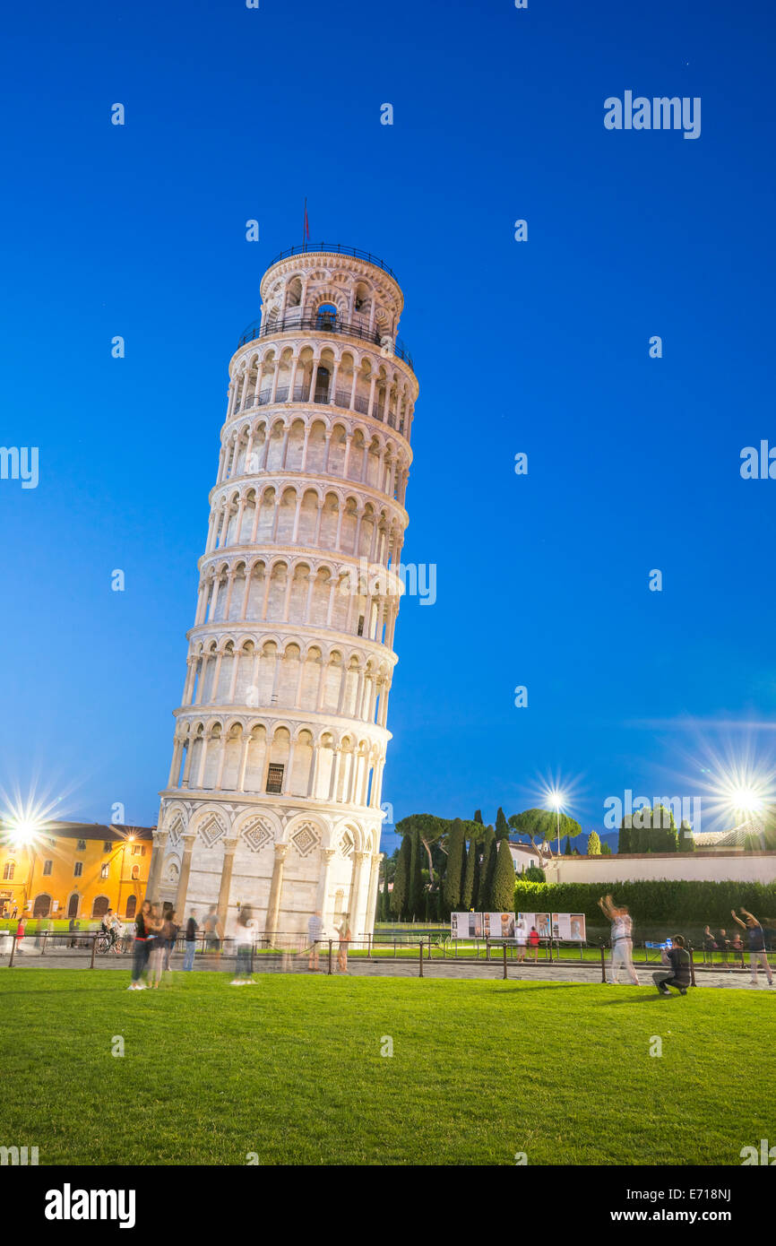 Italien, Toskana, Pisa, schiefen Turm auf der Piazza dei Miracoli am Abend Stockfoto