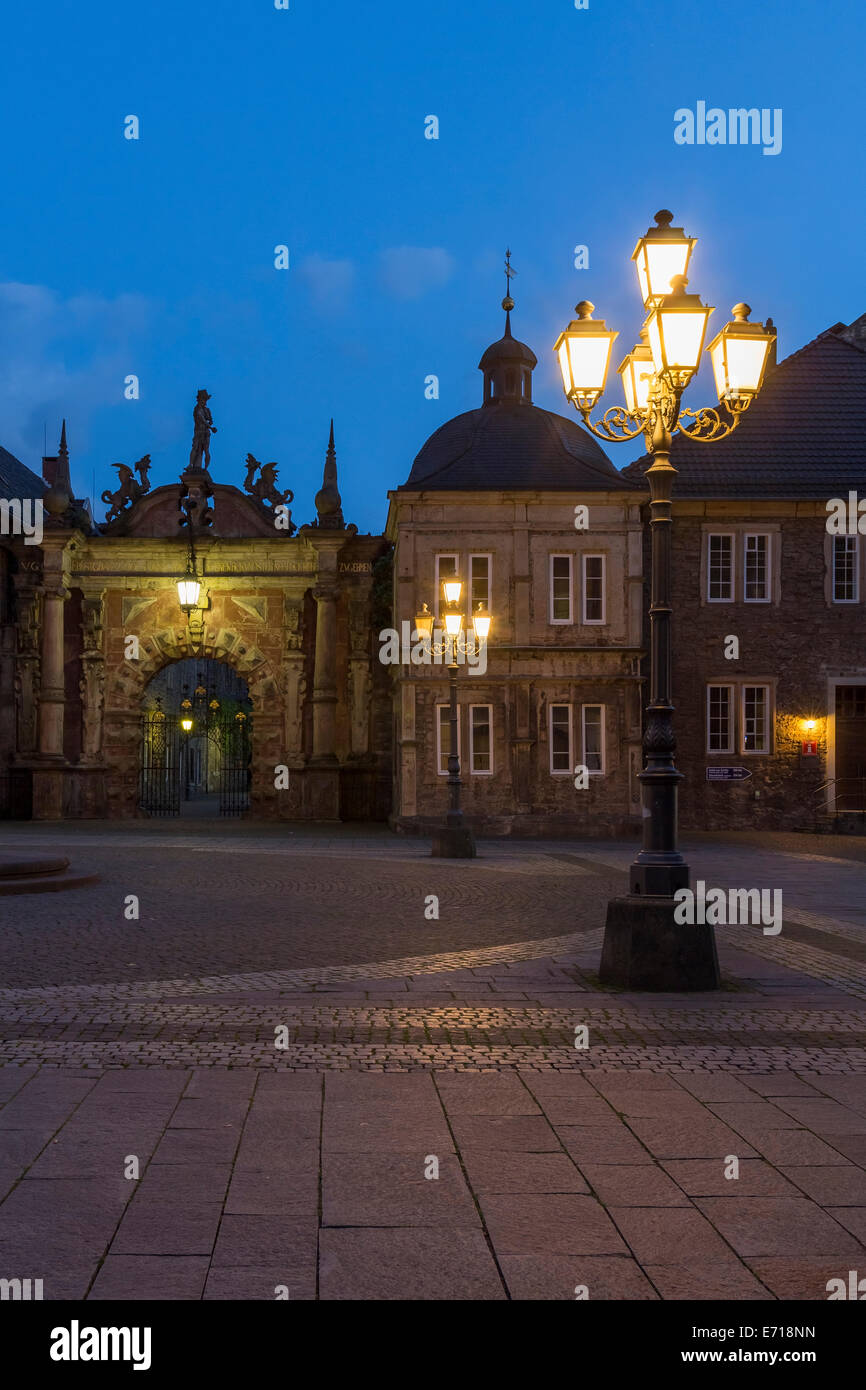 Deutschland, Niedersachsen, Blick zum Eingangsportal Bueckeburg Burg in der Dämmerung Stockfoto