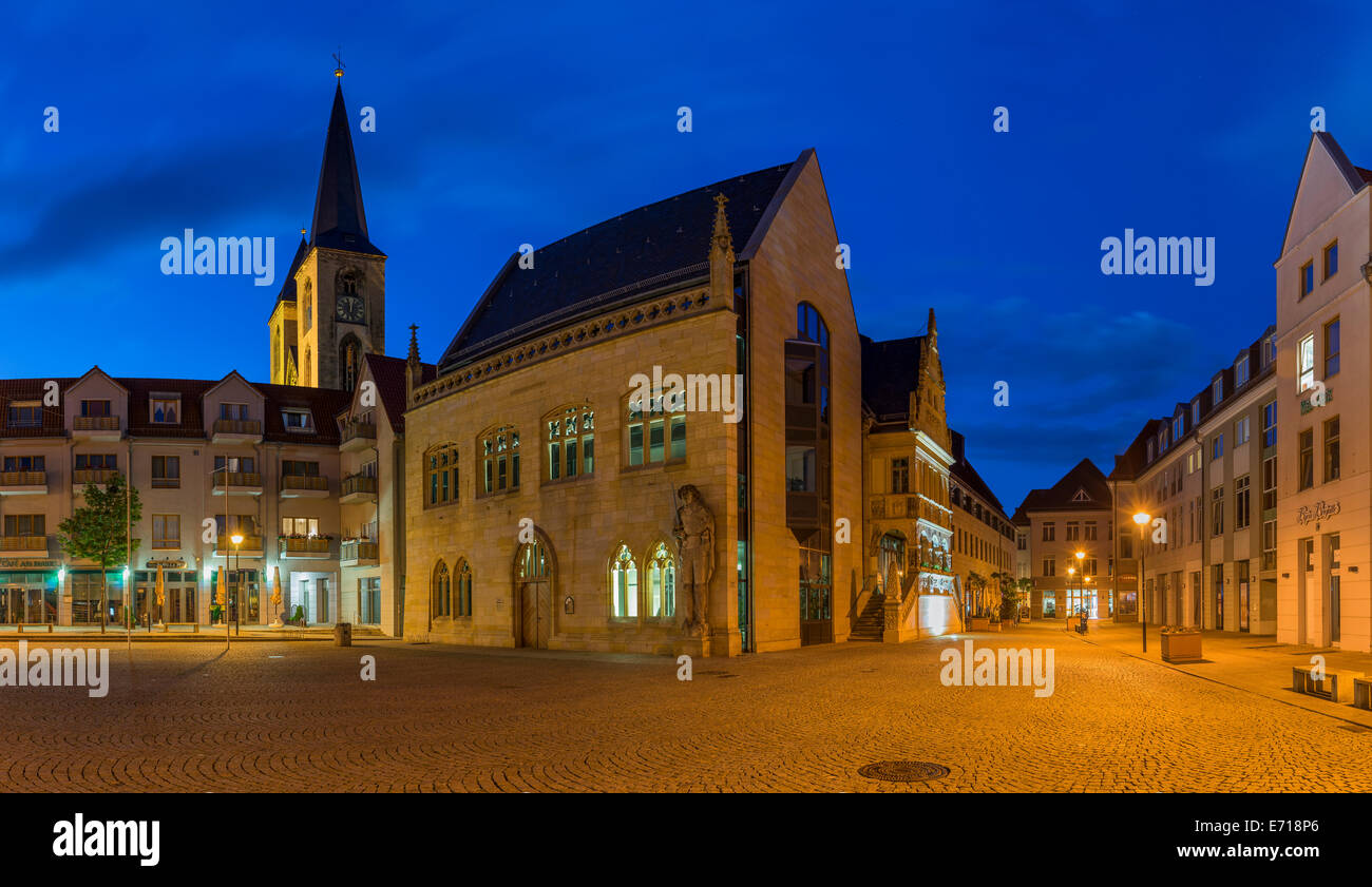 Deutschland, Sachsen-Anhalt, Halberstadt, Blick zum Rathaus in der Dämmerung Stockfoto