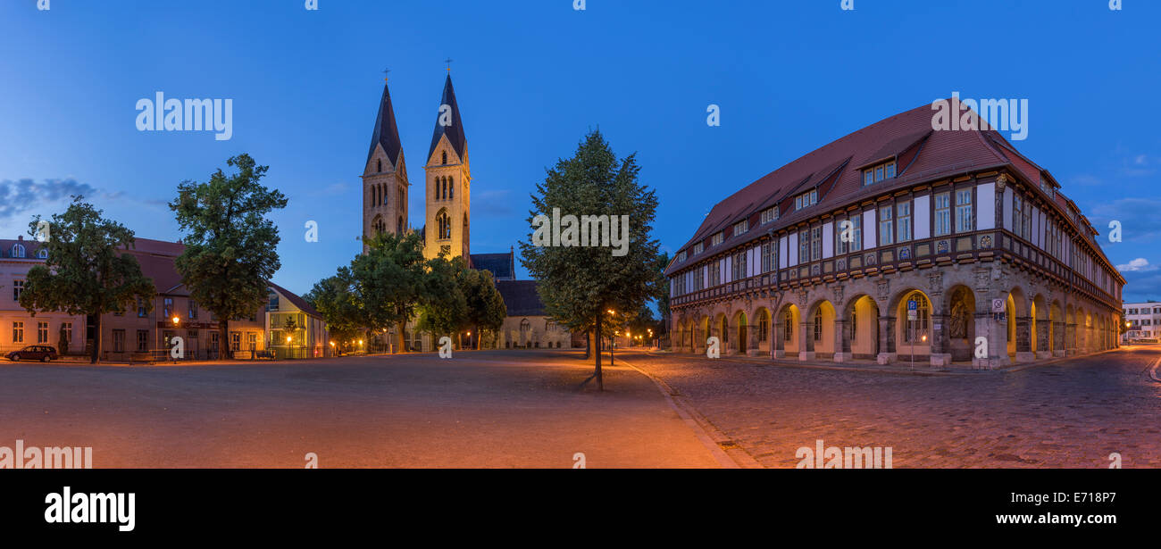 Deutschland, Sachsen-Anhalt, Halberstadt, anzeigen Halberstadt Dom bei Dämmerung beleuchtet Stockfoto