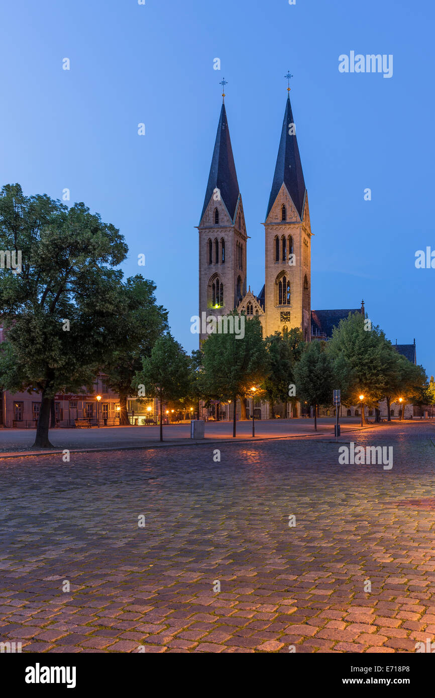 Deutschland, Sachsen-Anhalt, Halberstadt, anzeigen Halberstadt Dom bei Dämmerung beleuchtet Stockfoto