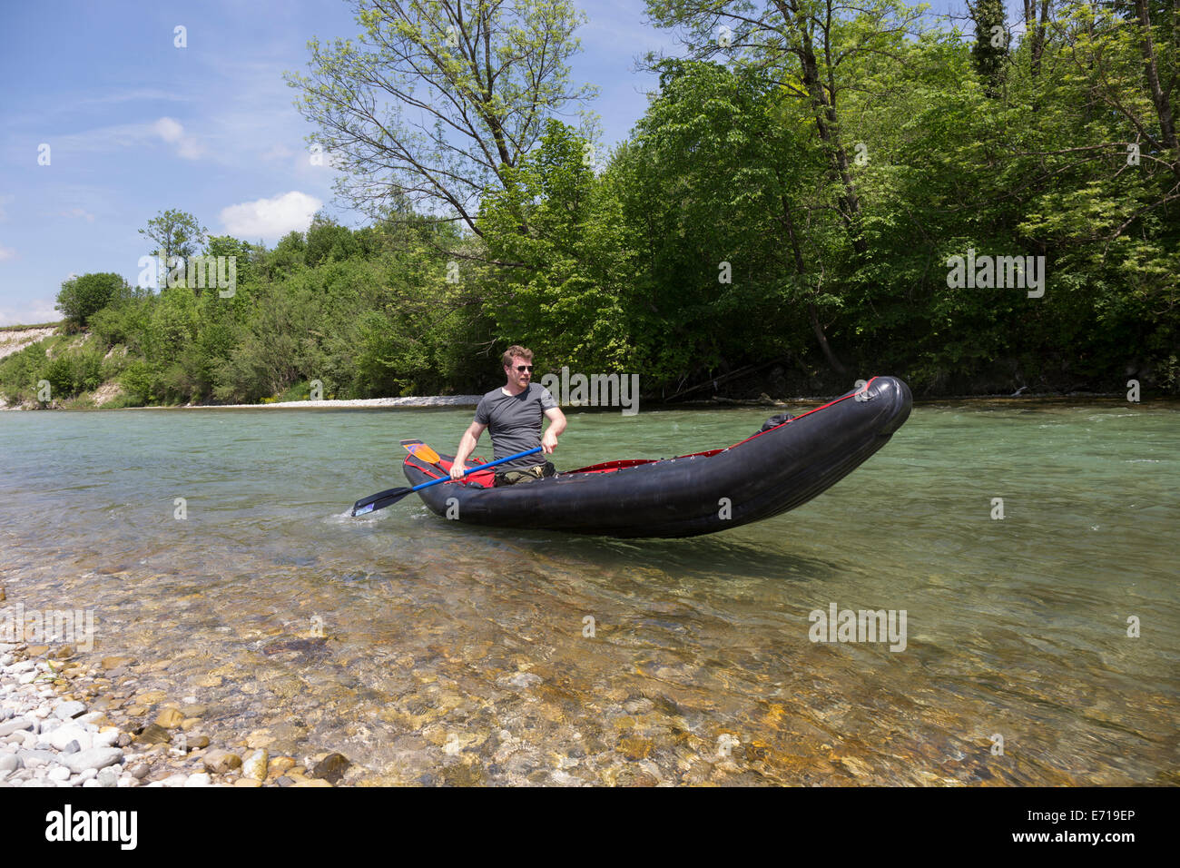 Deutschland, Bayern, Mann paddeln Rafting Boot an Isar Stockfoto