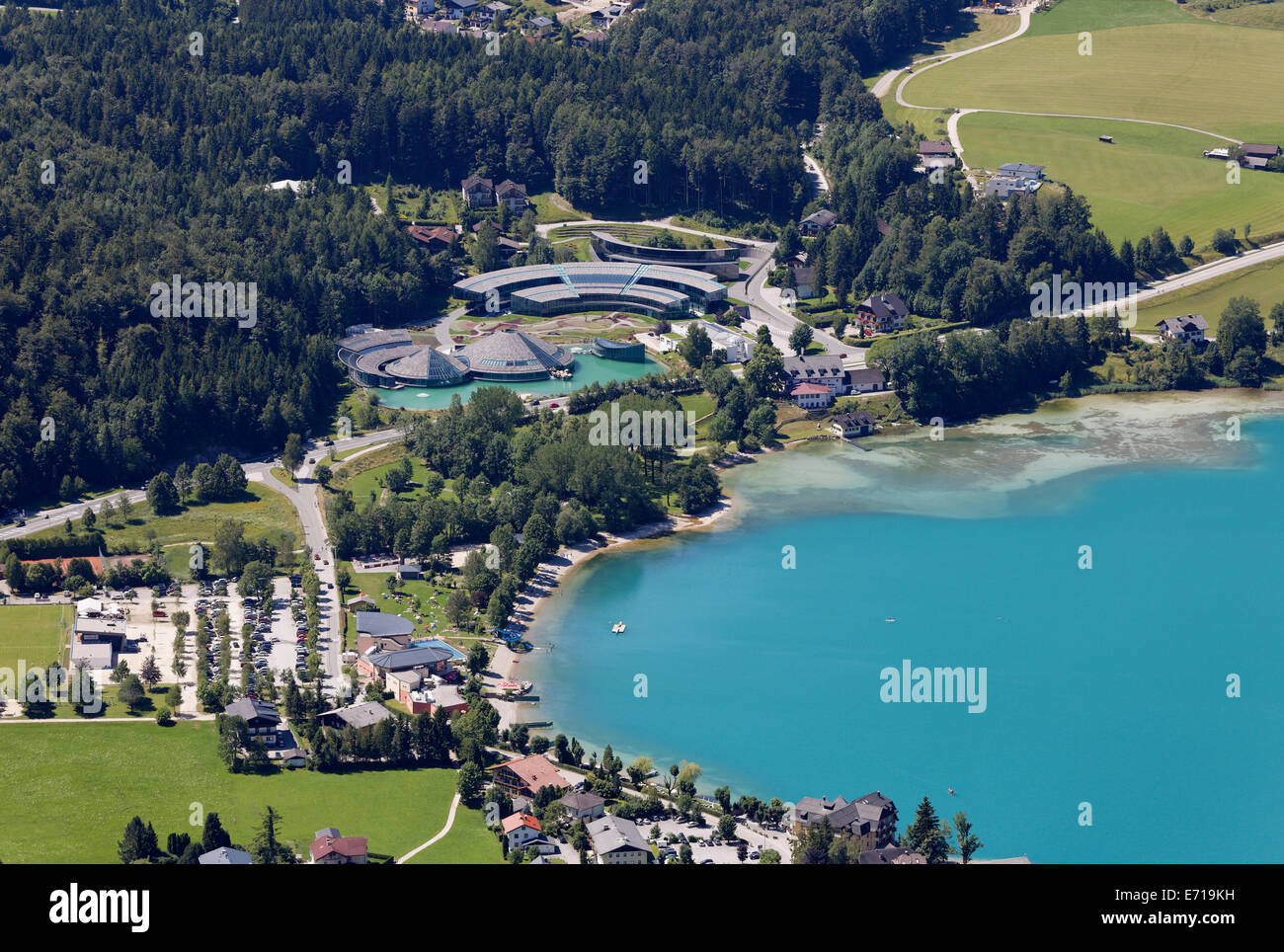 Österreich, Salzburger Land, Salzkammergut, Fuschl am See, Blick zum Badeort und Red Bull