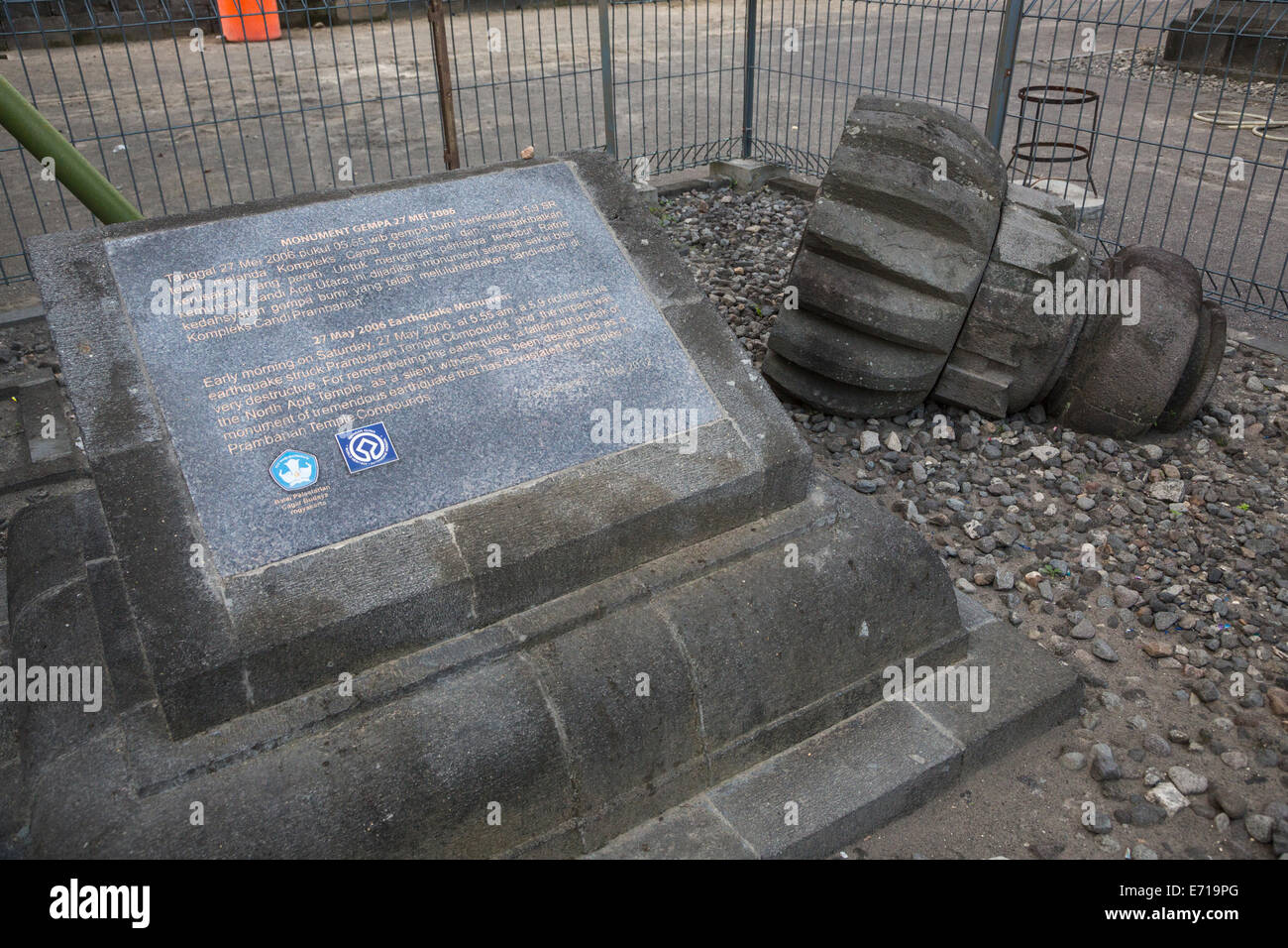 Yogyakarta, Java, Indonesien. Prambanan Tempel. Gedenktafel zur Erinnerung an das Erdbeben vom Mai 2006. Stockfoto