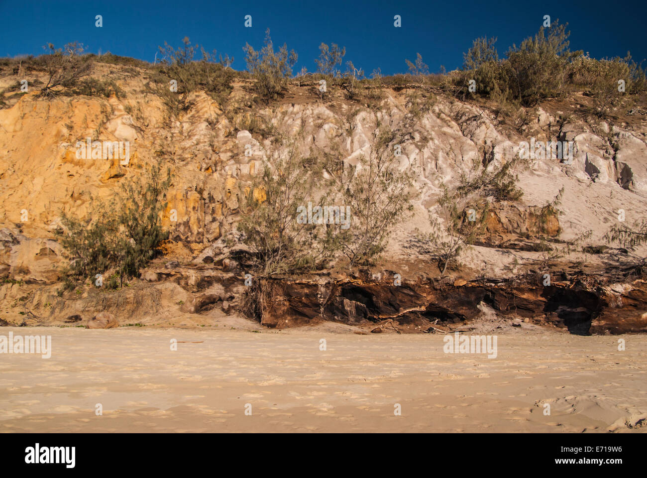 RAINBOW BEACH, QUEENSLAND, AUSTRALIEN, WIDE BAY BURNETT REGION ÖSTLICH VON GYMPIE, SAND, MEER, HIMMEL, BLAU Stockfoto