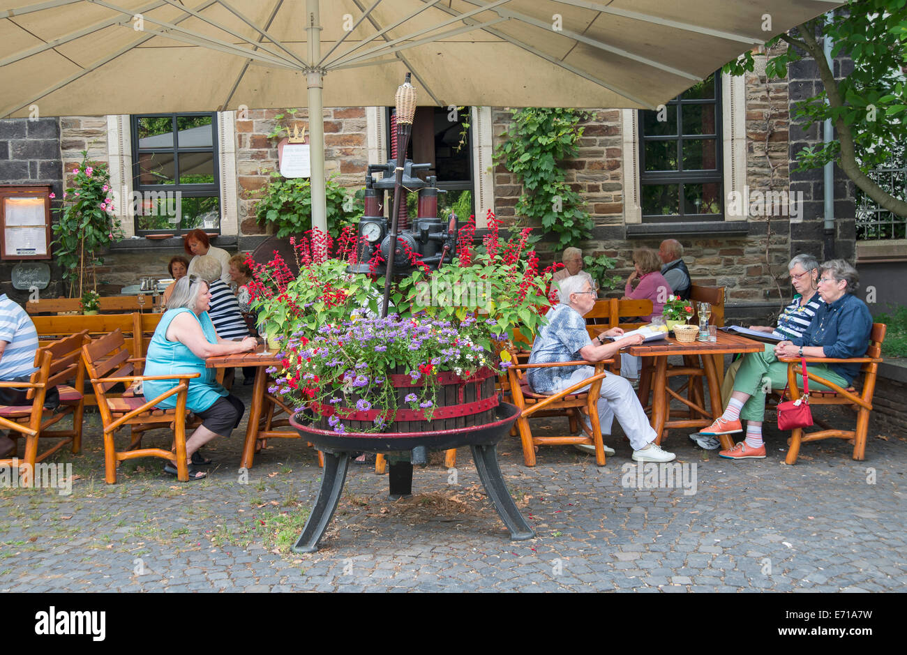 Menschen, die draußen in einem street Restaurant, Koblenz, Koblenz, Deutschland, Europa Stockfoto